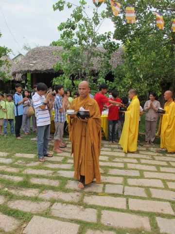 Đồng Tháp: Gieo duyên lành với Tam Bảo trong Phiên Chợ Quê Hương