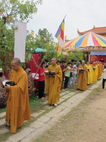 Đồng Tháp: Gieo duyên lành với Tam Bảo trong Phiên Chợ Quê Hương