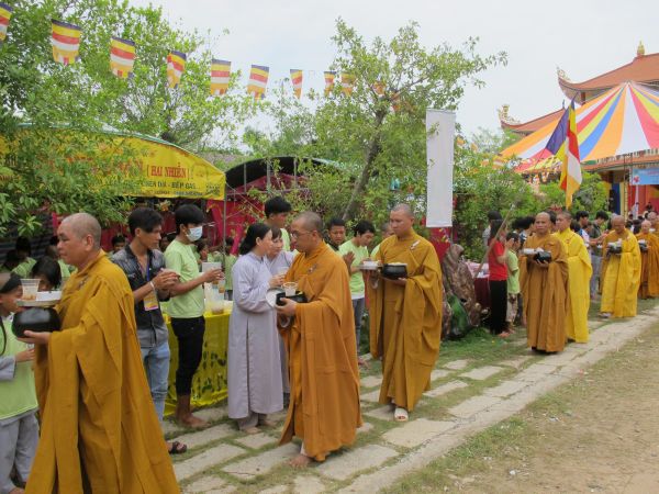 Đồng Tháp: Gieo duyên lành với Tam Bảo trong Phiên Chợ Quê Hương