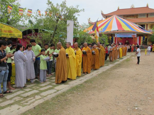 Đồng Tháp: Gieo duyên lành với Tam Bảo trong Phiên Chợ Quê Hương