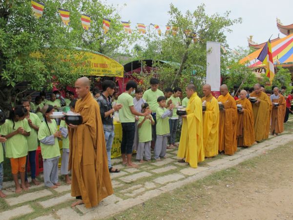 Đồng Tháp: Gieo duyên lành với Tam Bảo trong Phiên Chợ Quê Hương