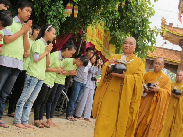 Đồng Tháp: Gieo duyên lành với Tam Bảo trong Phiên Chợ Quê Hương