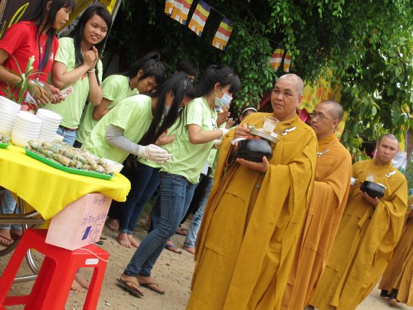 Đồng Tháp: Gieo duyên lành với Tam Bảo trong Phiên Chợ Quê Hương