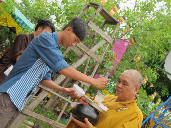 Đồng Tháp: Gieo duyên lành với Tam Bảo trong Phiên Chợ Quê Hương
