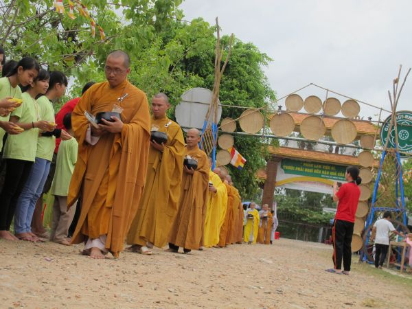 Đồng Tháp: Gieo duyên lành với Tam Bảo trong Phiên Chợ Quê Hương