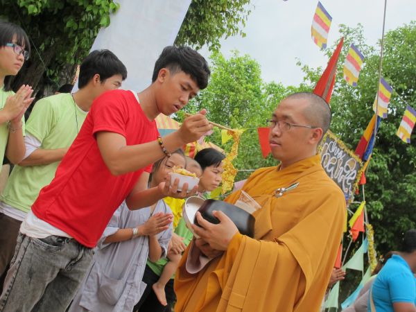 Đồng Tháp: Gieo duyên lành với Tam Bảo trong Phiên Chợ Quê Hương