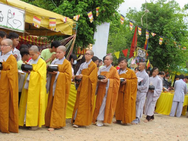 Đồng Tháp: Gieo duyên lành với Tam Bảo trong Phiên Chợ Quê Hương