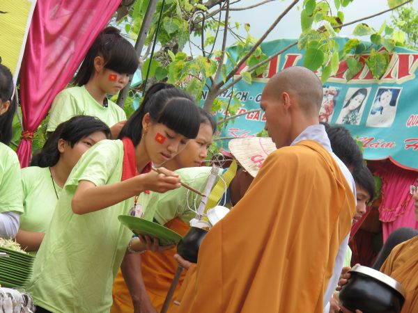 Đồng Tháp: Gieo duyên lành với Tam Bảo trong Phiên Chợ Quê Hương
