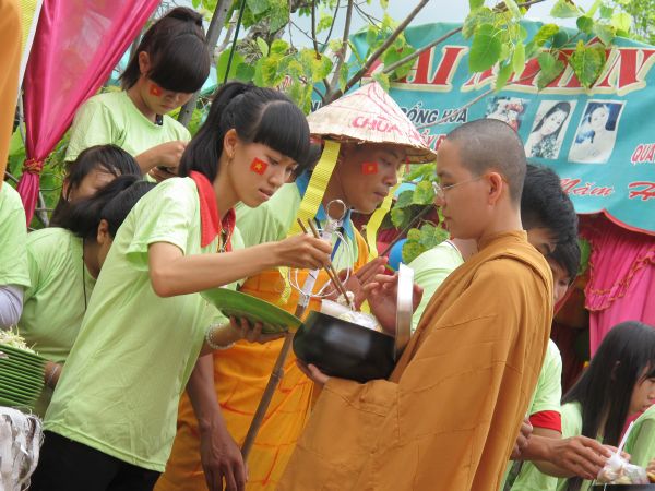 Đồng Tháp: Gieo duyên lành với Tam Bảo trong Phiên Chợ Quê Hương
