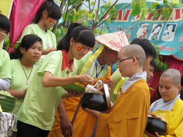 Đồng Tháp: Gieo duyên lành với Tam Bảo trong Phiên Chợ Quê Hương