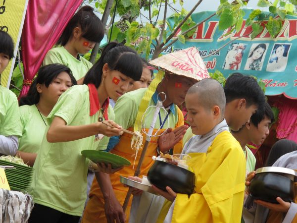 Đồng Tháp: Gieo duyên lành với Tam Bảo trong Phiên Chợ Quê Hương