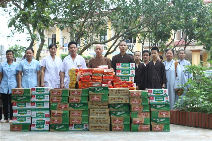 Thái Bình: Chùa Từ Xuyên từ thiện tại bệnh viên phong Văn Môn
