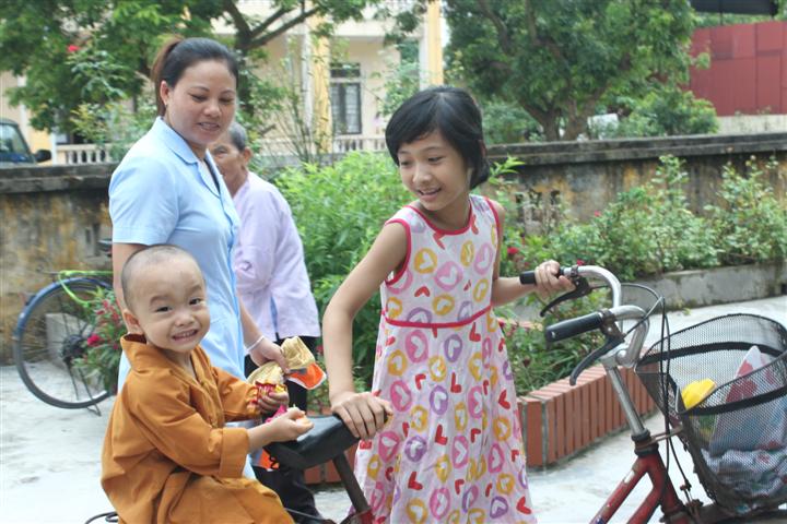 Thái Bình: Chùa Từ Xuyên từ thiện tại bệnh viên phong Văn Môn