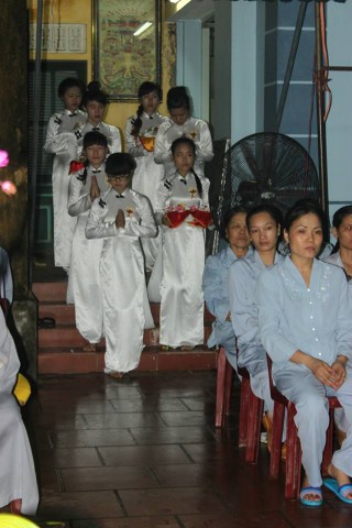 Thái Bình: Lễ Vu Lan – Bông hồng cái áo tại tư gia