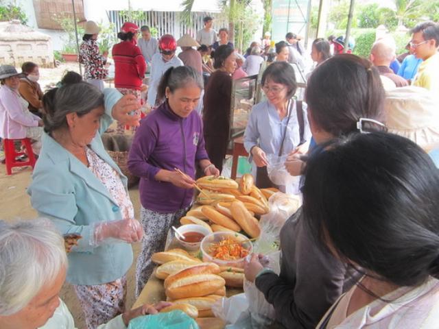 Gia đình Phật tử chùa Đại Phước với Hội chợ Mùa hiếu hạnh