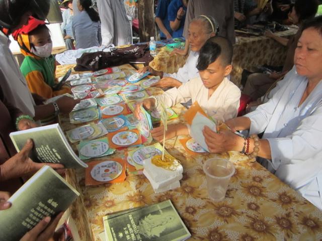 Gia đình Phật tử chùa Đại Phước với Hội chợ Mùa hiếu hạnh