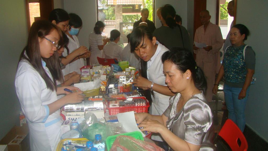 Hà Tiên: Khám bệnh phát thuốc, tặng quà từ thiện cho dân nghèo