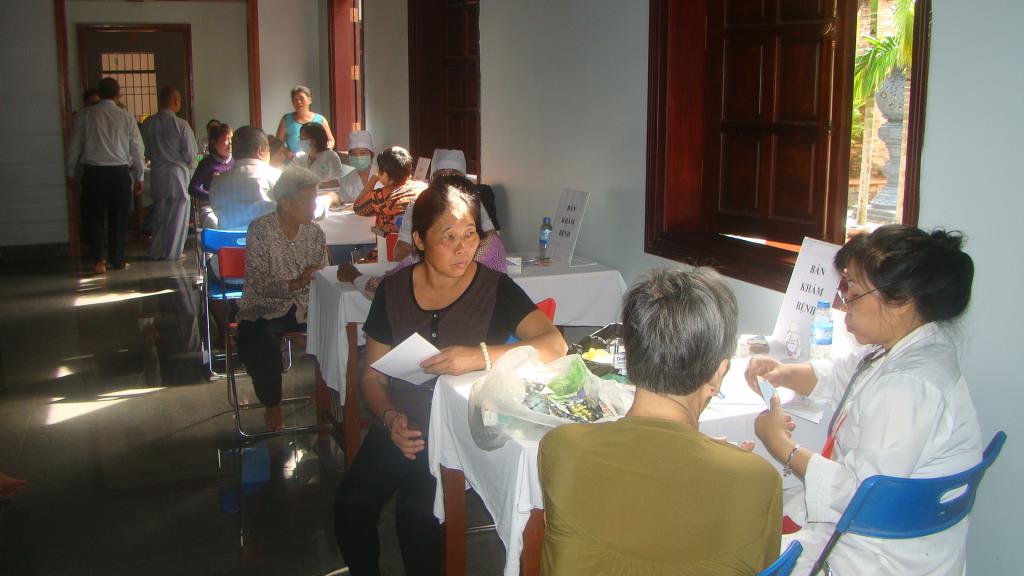 Hà Tiên: Khám bệnh phát thuốc, tặng quà từ thiện cho dân nghèo