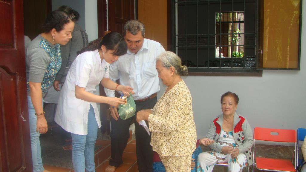 Hà Tiên: Khám bệnh phát thuốc, tặng quà từ thiện cho dân nghèo
