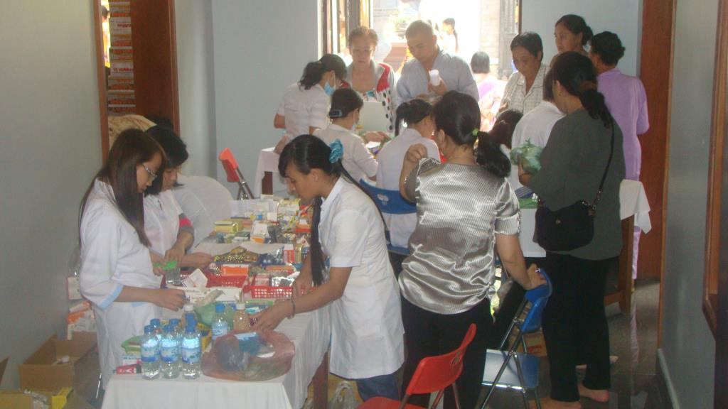 Hà Tiên: Khám bệnh phát thuốc, tặng quà từ thiện cho dân nghèo