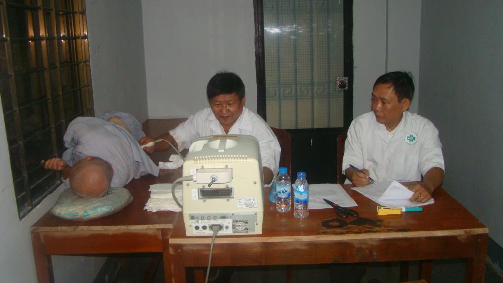 Hà Tiên: Khám bệnh phát thuốc, tặng quà từ thiện cho dân nghèo
