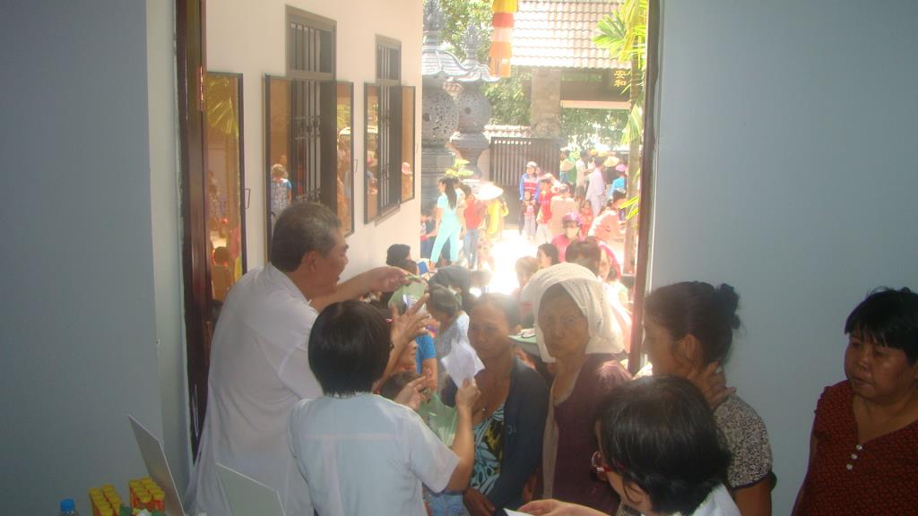 Hà Tiên: Khám bệnh phát thuốc, tặng quà từ thiện cho dân nghèo
