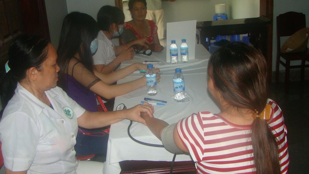 Hà Tiên: Khám bệnh phát thuốc, tặng quà từ thiện cho dân nghèo