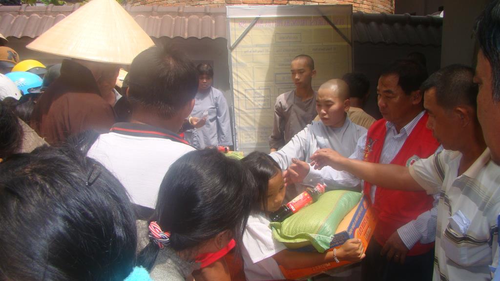 Hà Tiên: Khám bệnh phát thuốc, tặng quà từ thiện cho dân nghèo