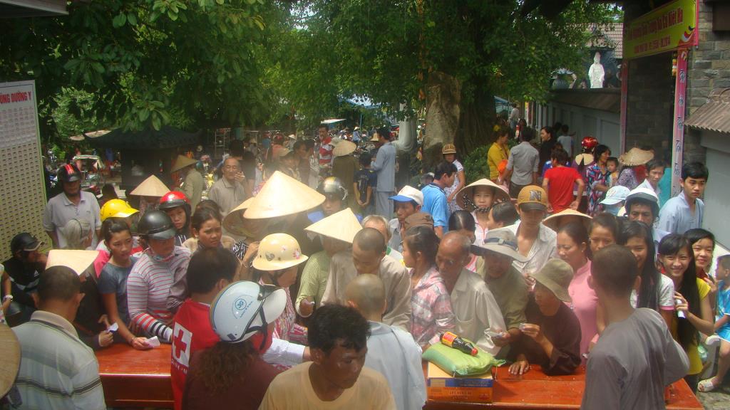 Hà Tiên: Khám bệnh phát thuốc, tặng quà từ thiện cho dân nghèo