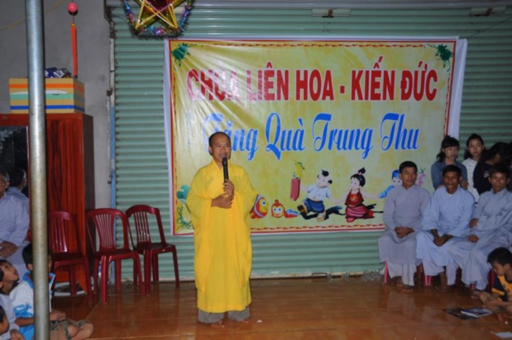Chùa Liên Hoa Kiến Đức tổ chức trung thu cho các em thiếu nhi các trường nghèo địa bàn