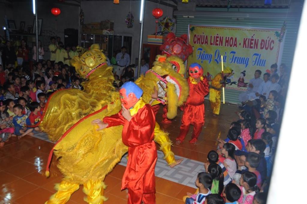 Chùa Liên Hoa Kiến Đức tổ chức trung thu cho các em thiếu nhi các trường nghèo địa bàn