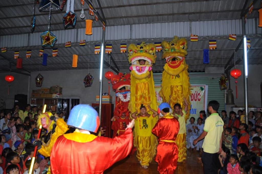 Chùa Liên Hoa Kiến Đức tổ chức trung thu cho các em thiếu nhi các trường nghèo địa bàn