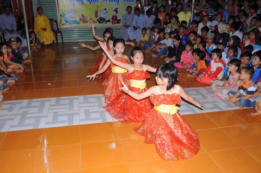 Chùa Liên Hoa Kiến Đức tổ chức trung thu cho các em thiếu nhi các trường nghèo địa bàn