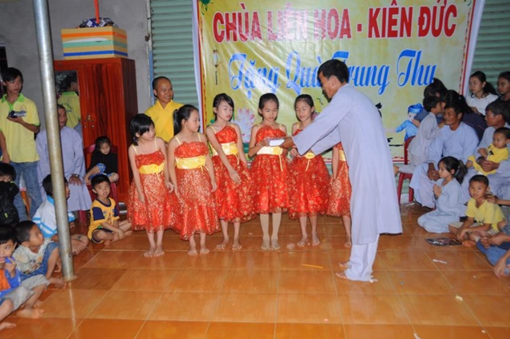Chùa Liên Hoa Kiến Đức tổ chức trung thu cho các em thiếu nhi các trường nghèo địa bàn