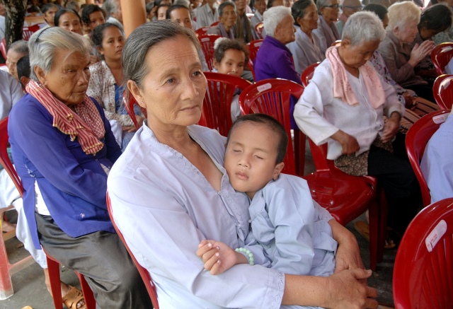 Quỹ từ thiện Đạo Phật Ngày Nay: Giảng pháp và tặng quà cho làng người mù, người tàn tật tại Sóc Trăng, Bạc Liêu