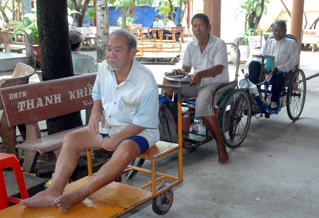 Quỹ từ thiện Đạo Phật Ngày Nay: Giảng pháp và tặng quà cho làng người mù, người tàn tật tại Sóc Trăng, Bạc Liêu