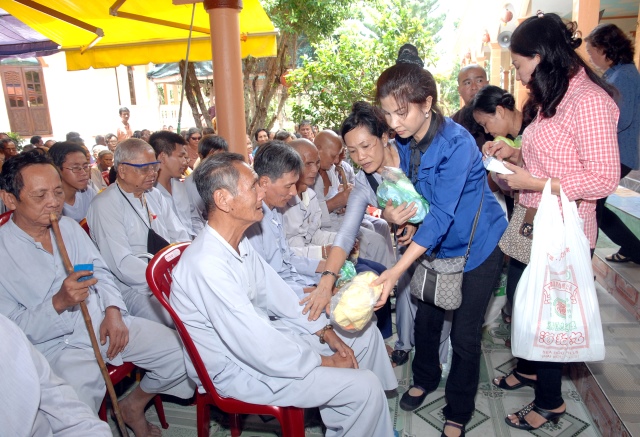 Quỹ từ thiện Đạo Phật Ngày Nay: Giảng pháp và tặng quà cho làng người mù, người tàn tật tại Sóc Trăng, Bạc Liêu