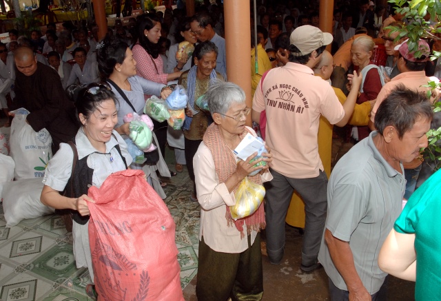Quỹ từ thiện Đạo Phật Ngày Nay: Giảng pháp và tặng quà cho làng người mù, người tàn tật tại Sóc Trăng, Bạc Liêu