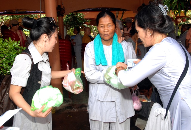 Quỹ từ thiện Đạo Phật Ngày Nay: Giảng pháp và tặng quà cho làng người mù, người tàn tật tại Sóc Trăng, Bạc Liêu