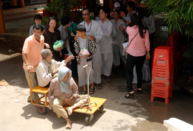Quỹ từ thiện Đạo Phật Ngày Nay: Giảng pháp và tặng quà cho làng người mù, người tàn tật tại Sóc Trăng, Bạc Liêu