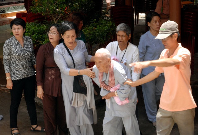 Quỹ từ thiện Đạo Phật Ngày Nay: Giảng pháp và tặng quà cho làng người mù, người tàn tật tại Sóc Trăng, Bạc Liêu