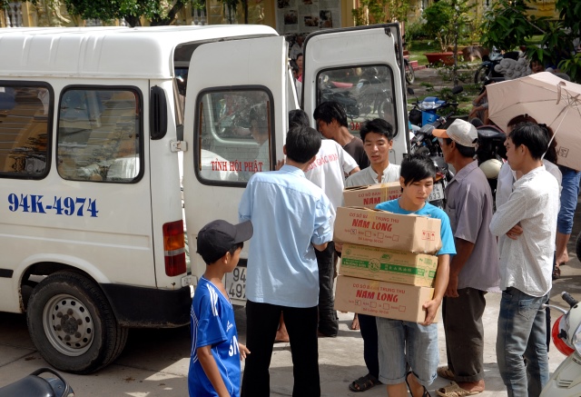 Quỹ từ thiện Đạo Phật Ngày Nay: Giảng pháp và tặng quà cho làng người mù, người tàn tật tại Sóc Trăng, Bạc Liêu