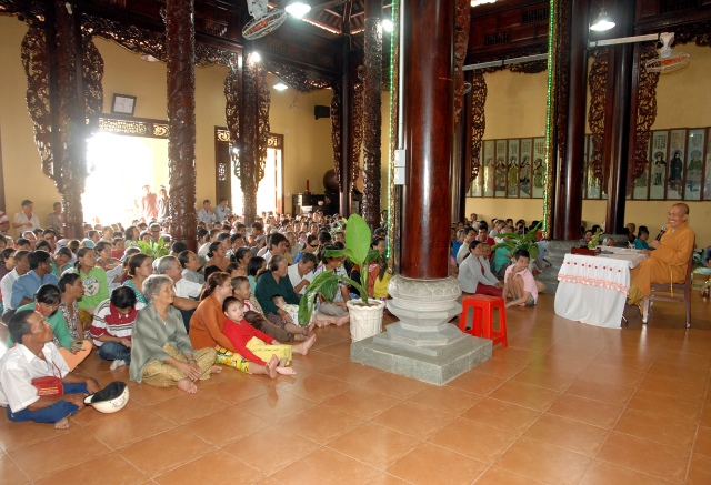 Quỹ từ thiện Đạo Phật Ngày Nay: Giảng pháp và tặng quà cho làng người mù, người tàn tật tại Sóc Trăng, Bạc Liêu