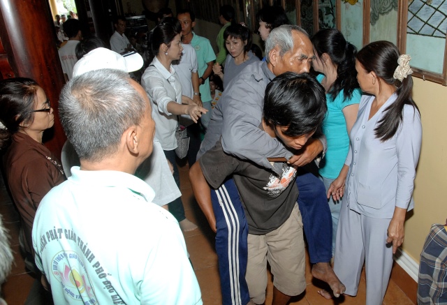 Quỹ từ thiện Đạo Phật Ngày Nay: Giảng pháp và tặng quà cho làng người mù, người tàn tật tại Sóc Trăng, Bạc Liêu