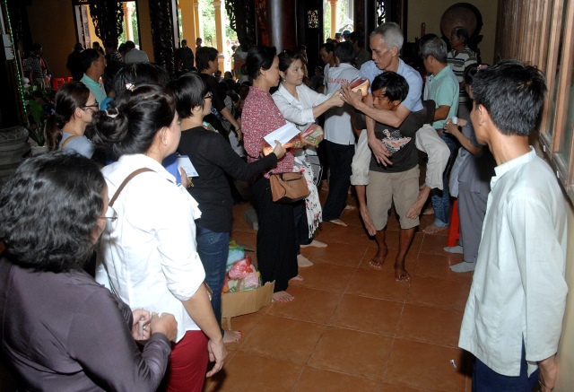 Quỹ từ thiện Đạo Phật Ngày Nay: Giảng pháp và tặng quà cho làng người mù, người tàn tật tại Sóc Trăng, Bạc Liêu