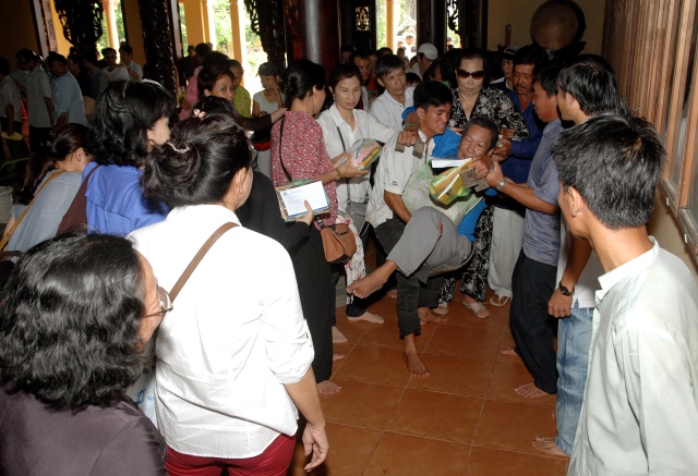 Quỹ từ thiện Đạo Phật Ngày Nay: Giảng pháp và tặng quà cho làng người mù, người tàn tật tại Sóc Trăng, Bạc Liêu