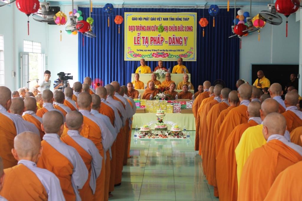 Dâng Pháp Y Chư Tăng Sinh Trường Trung Cấp