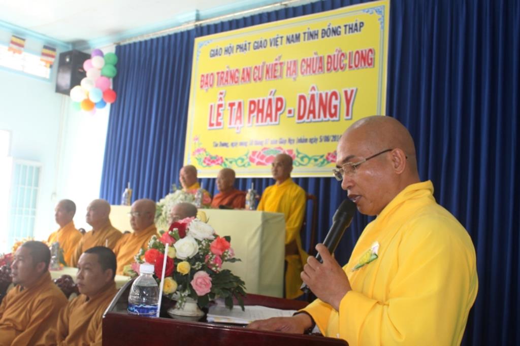 Dâng Pháp Y Chư Tăng Sinh Trường Trung Cấp
