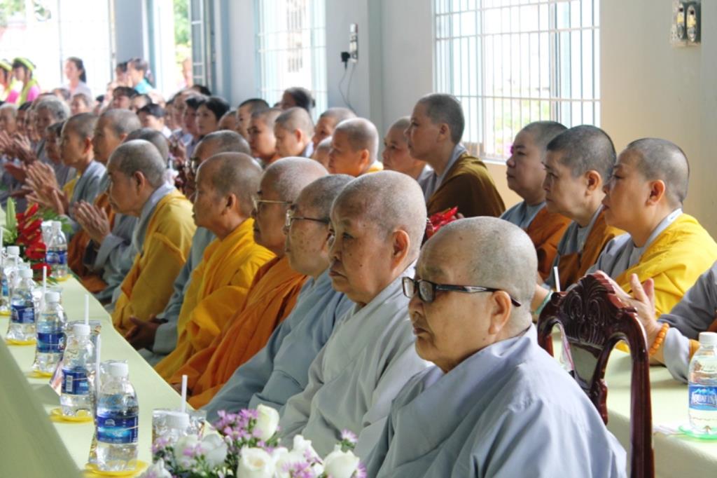 Dâng Pháp Y Chư Tăng Sinh Trường Trung Cấp