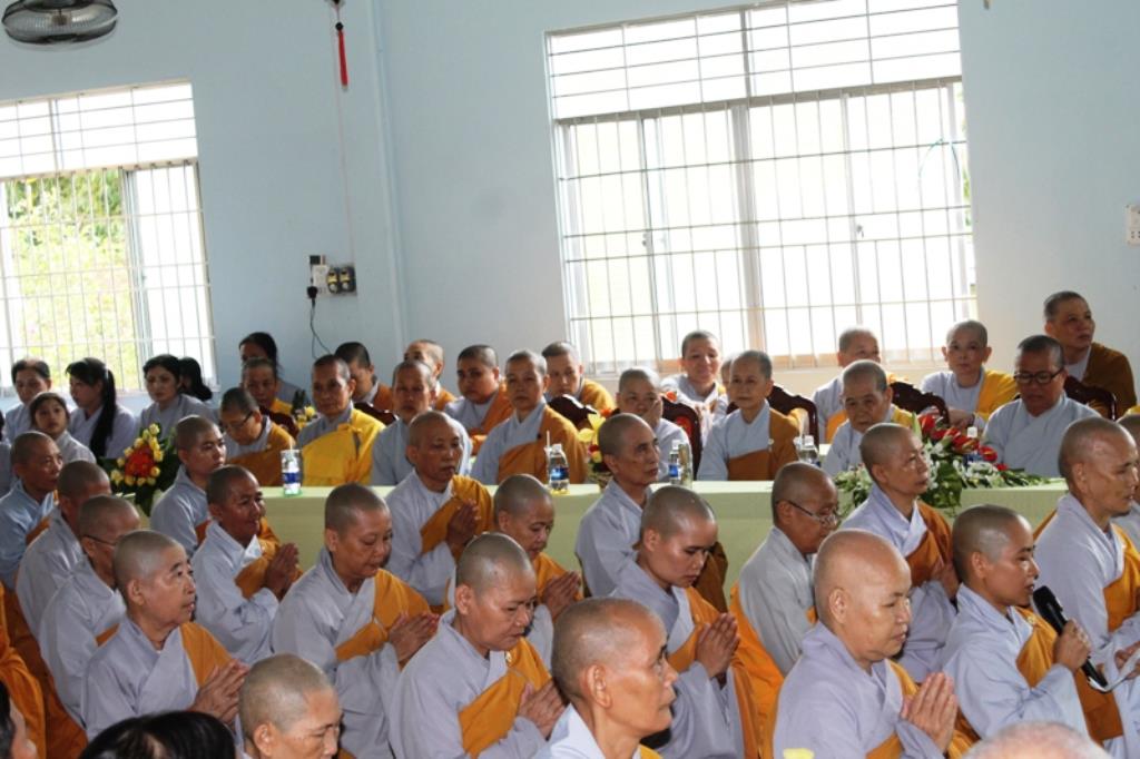 Dâng Pháp Y Chư Tăng Sinh Trường Trung Cấp